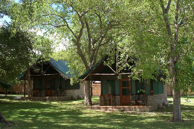 Guest chalets at Mvuu Camp