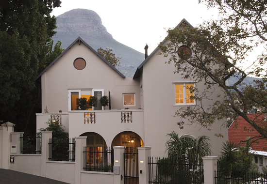 Four Rosemead Boutique Guesthouse and Lion's Head as a backdrop