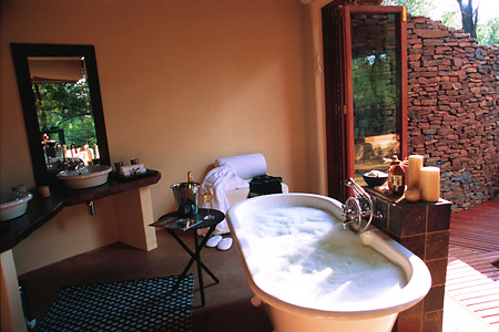 Guest bath, Makanyane Safari Lodge, Madikwe Reserve