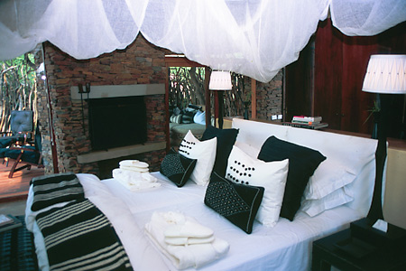 Guest bed, Makanyane Safari Lodge, Madikwe Reserve