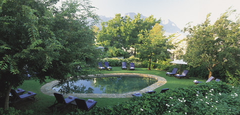 Le Quartier Français garden and swimming pool