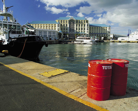 The 5-star "Table Bay Hotel" in a working harbour, Cape Town
